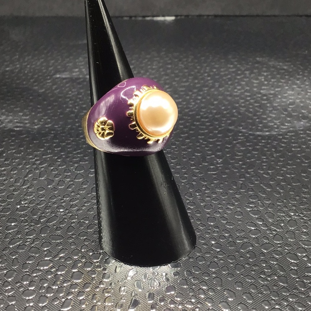 Old World, Victorian Style ring.  Refer to pictures for sizing and condition.